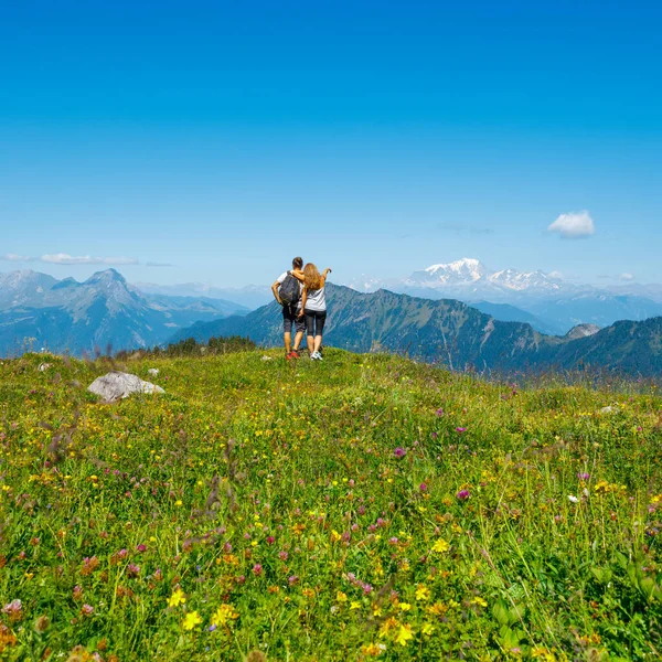 Paar Reiziger Wandelaar Zoek Naar Panoramisch Uitzicht Alpen Franse Berg — Stockfoto