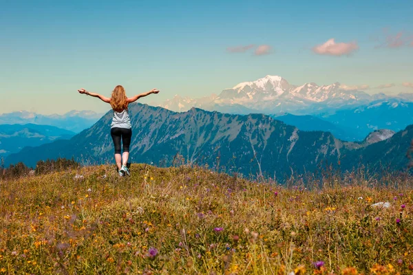 Vrouw Reiziger Wandeling Alpen Franse Berg — Stockfoto