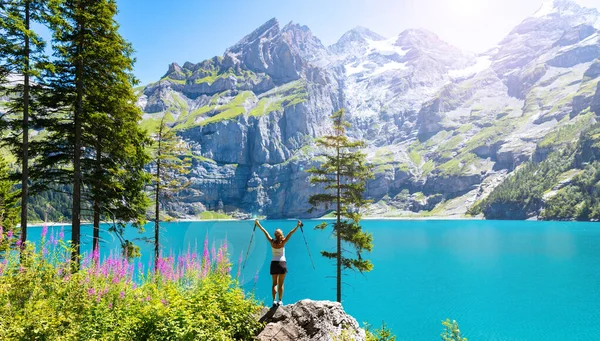 Hermoso Lago Azul Suiza Mujer Feliz Excursionista —  Fotos de Stock
