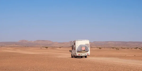 モロッコ砂漠でのモーターホーム旅行 — ストック写真