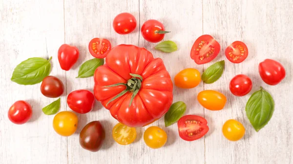 Buntes Set Aus Verschiedenen Tomaten Und Basilikumblättern — Stockfoto