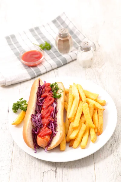 Cachorro Quente Pão Salsicha Repolho Vermelho Ketchup Com Batatas Fritas — Fotografia de Stock