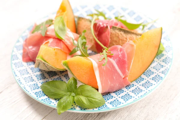 Gesneden Meloen Met Ham Basilicum Bladeren — Stockfoto