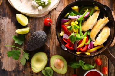 Izgara tavuk ve dolmalık biber. Meksika yemeği.