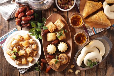 Ramazan yemekleri, çeşitli hamur işleri, kurutulmuş hurma ve nane çayı.