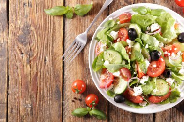 Marul, domates, peynir ve zeytinli sebze salatası.