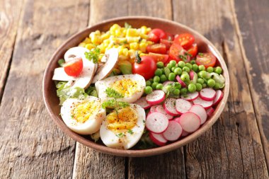 Buda kasesi. Yumurta, turp, domates ve bezelye ile karışık sebze salatası.