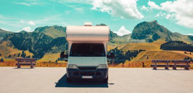 İsviçre 'deki Alps dağındaki karavan evi