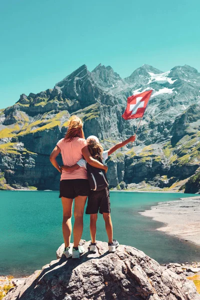 Moeder Kinderen Met Zwitserse Vlag Alpen Berg Meer — Stockfoto