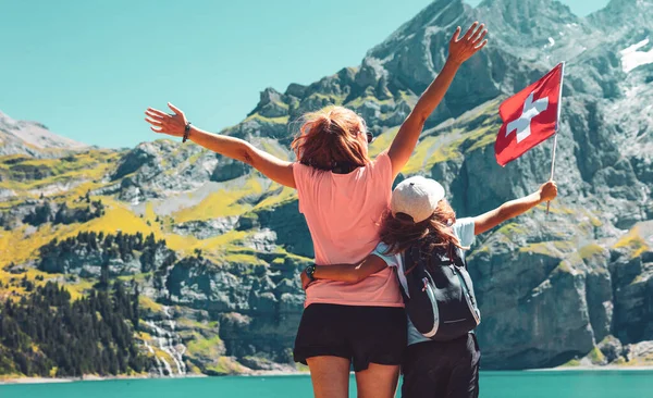 Moeder Kinderen Met Zwitserse Vlag Alpen Berg Meer — Stockfoto