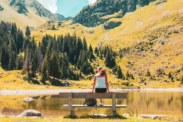 Vrouw Reis Zwitserland Meer Berg Bos — Stockfoto