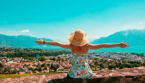 Жіночий Турист Дивиться Панорамний Вид Геновського Скіліна Озера Леман Швейцарії — стокове фото