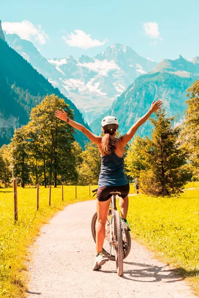 Woman Bike Lauterbrunnen Valley Gorgeous Waterfall Swiss Alps Bern Switzerland — Stockfoto
