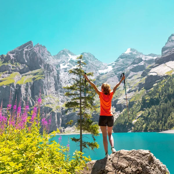 Gelukkige Wandelaar Vrouw Staande Rots Kijken Naar Majestueus Uitzicht Berg — Stockfoto