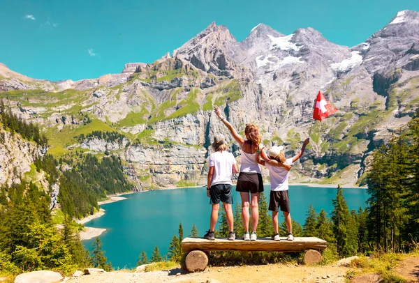 Щаслива Сім Switzerland Альпи Гори Синє Озеро Матір Сином Тримає — стокове фото