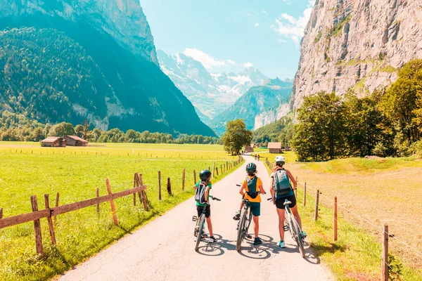 Familie Rijden Mountainbike Zwitserland — Stockfoto