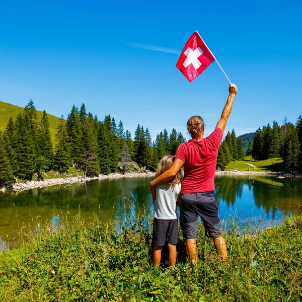 Vater Und Sohn Schweiz Schweizer Flagge Unterwegs — Stockfoto