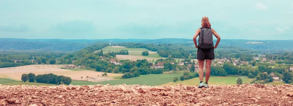 フランスの田舎のパノラマビューを見る旅行者の女性 — ストック写真