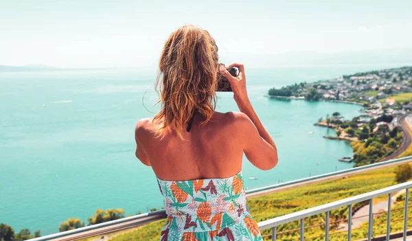 Wanita Memotret Pemandangan Panorama Danau Genova Swiss — Stok Foto