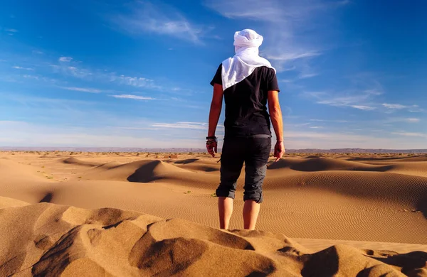 Οπίσθια Άποψη Του Ταξιδιώτη Άνθρωπος Στην Έρημο Αμμόλοφος — Φωτογραφία Αρχείου