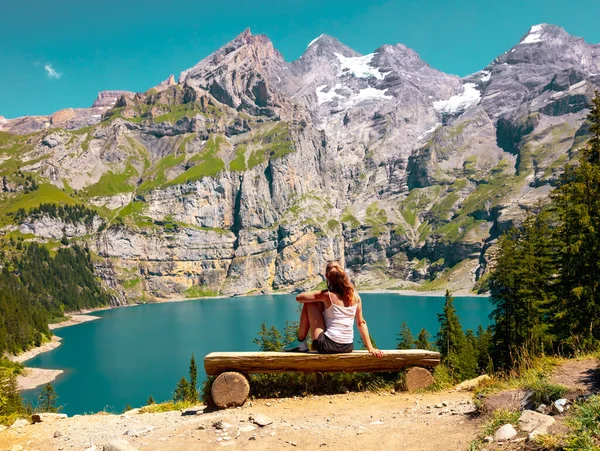 Turquoise Meer Alpen Berg Met Vrouw Zoek Naar Panoramisch Uitzicht — Stockfoto