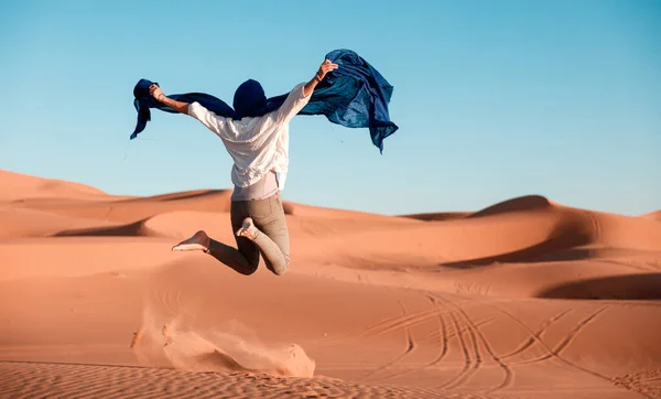 Женщина Прыгает Песчаные Дюны Пустыне — стоковое фото