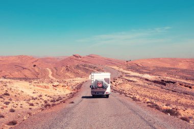Çöl manzaralı Afrika yolu. Macera, araba yolculuğu, Fas 'ta seyahat.