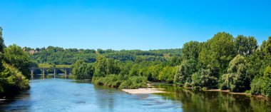 Fransa 'da Dordogne nehri ve manzarası