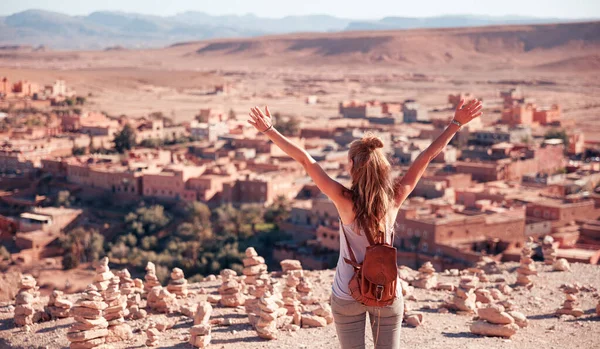 Glückliche Reisende Frau Marokko Ait Ben Haddou Dorf Panoramablick — Stockfoto