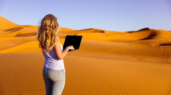 ラップトップの仕事を使用してライフスタイルのフリーランスの女性と砂漠でリラックス フリーランス — ストック写真