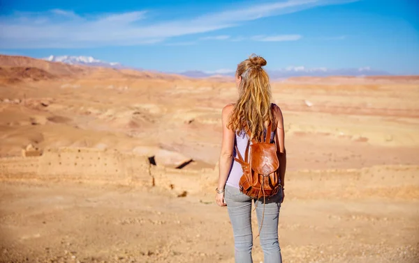 Viajante Mulher Paisagem Deserto — Fotografia de Stock