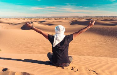 Mutlu, sakin adam çölde, Sahara 'nın kum tepelerinde.