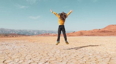 Afrika 'da kuruyan göle atlayan çocuklar, Fas' ta güzel bir çöl- iklim değişikliği ve küresel ısınma kavramı