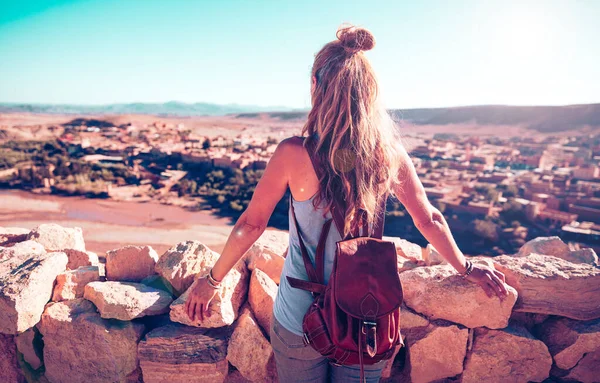 Frau Blickt Auf Panoramablick Auf Marokkanisches Dorf Oasenlandschaft — Stockfoto