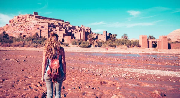 Женщина Смотрит Панорамный Вид Деревню Марокко Оазисе Ландшафта Бен Хадду — стоковое фото