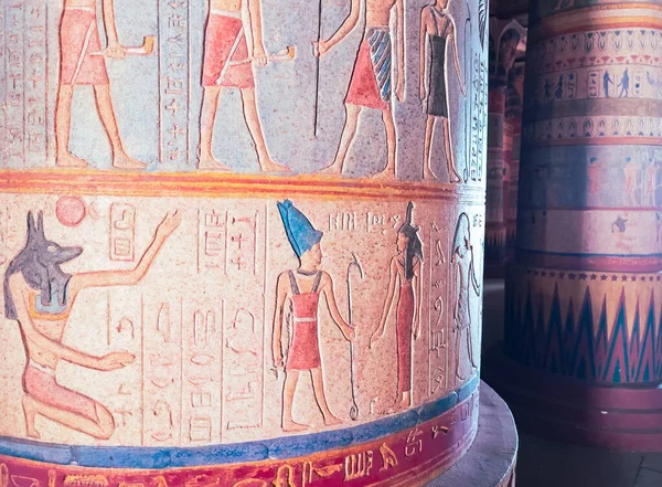 靠近柱壁上的埃及符号 — 图库照片