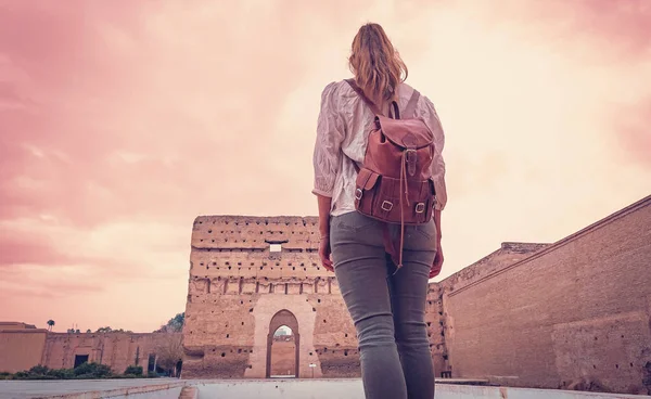 Viajante Mulher Marrakech Badi Palácio — Fotografia de Stock