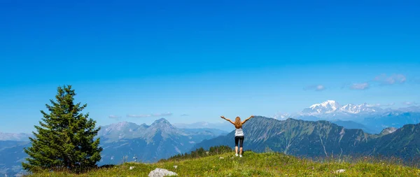 Wandelaar Vrouw Piek Zoek Naar Panoramisch Uitzicht Bergen — Stockfoto