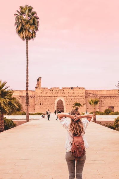 Touristin Betrachtet Badi Palast Marrakesch Marokko — Stockfoto