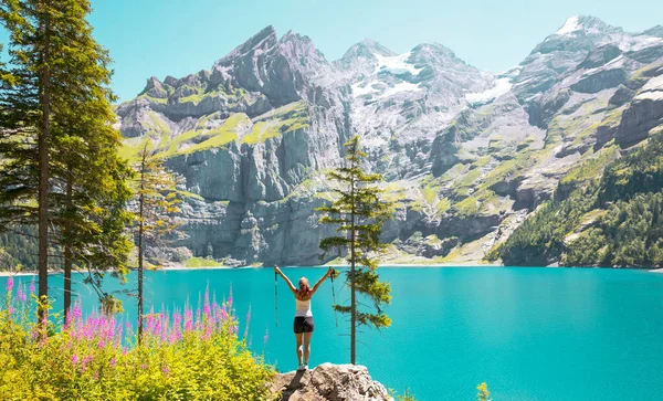Gelukkige Vrouw Wandelaar Swizterland Turquoise Meer Alpen Berg — Stockfoto