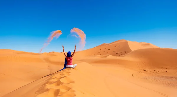 Γυναίκα Στην Έρημο Πέταξε Άμμο Μαρόκο — Φωτογραφία Αρχείου