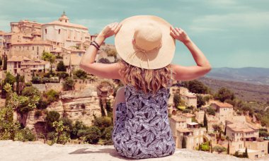 Fransa 'daki Gordes köyünün panoramik manzarasından hoşlanan kadın