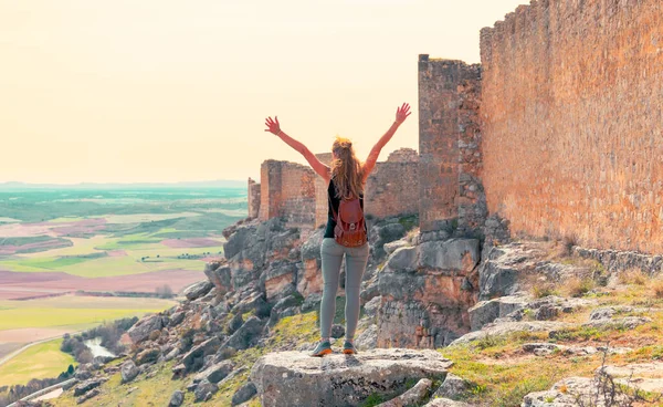 西班牙的旅游业 卡斯蒂利亚和狮子座妇女观察索里亚省Gormaz城堡的全景 — 图库照片