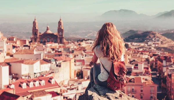西班牙观光业 女性观光客坐着欣赏全景 — 图库照片