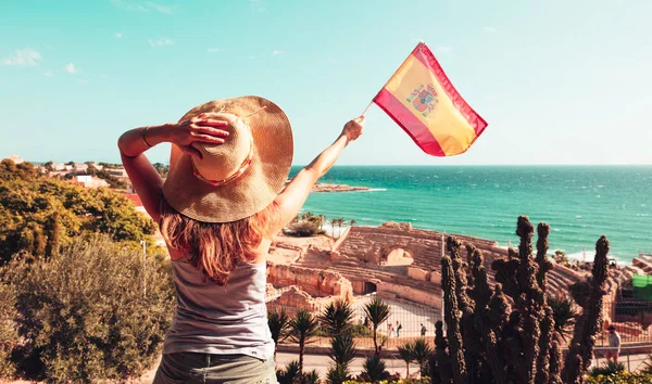 Turystyka Tarragona Kobieta Hiszpańską Flagą Ciesząca Się Amfiteatrem Piękności Katalonia — Zdjęcie stockowe