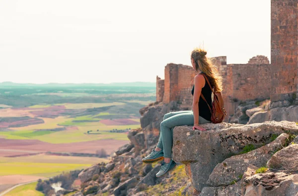 スペイン観光 城とレオン ソリア州ゴルマズ城のパノラマビューを見て女性 — ストック写真