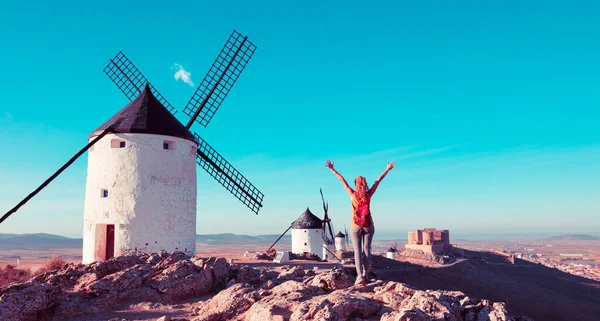Molinos Consuegra Consuegra Windmolens Vrolijke Vrouwen Armen Verhoogd Bewonderend Panoramisch — Stockfoto