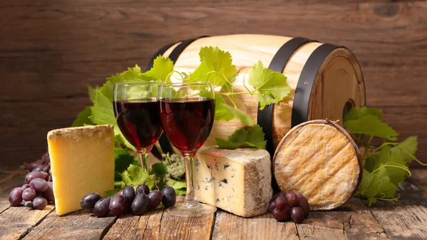 ワイングラスとフランスチーズのセレクション — ストック写真