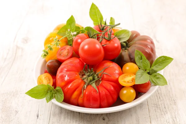 Assorted Colorful Fresh Tomatoes Basil — Stock Photo, Image
