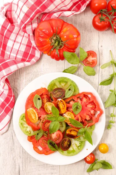 Zdrowa Sałatka Pomidorowa Sosem Bazylią — Zdjęcie stockowe